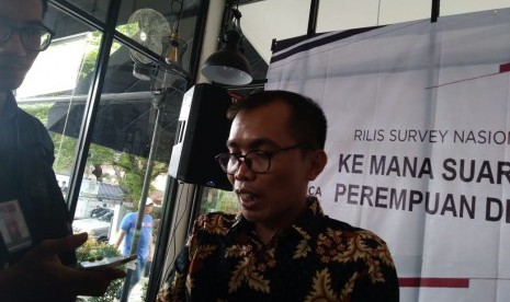 Direktur Eksekutif Y Publica, Rudi Hartono saat menyampaikan hasil survei di Menteng, Jakarta Pusat, Senin (14/1). 