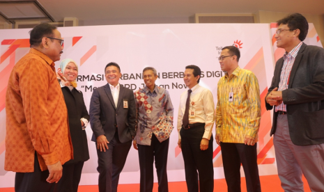 Direktur Enterprise and Business Service Telkom Dian Rachmawan (ketiga dari kiri) didampingi EVP Divisi Enterprise Service Telkom Siti Choiriana (kedua dari kiri) dan Dirut telkomsigma Judi Achmadi (paling kanan) saat berbincang-bincang dengan Dirut Bank BPD DIY Bambang Setiawan (paling kiri), Staf Ahli Direksi Bagian Syariah & Manajemen Resiko LPPI Edy Setiady (keempat dari kiri), Senior Executive Analyst for Deputy Commisioner of Banking Supervisor IV OJK Roberto Akyuwen, Dirut Bank Sumut Edie Rizliyanto di sela-sela event bertajuk Transformasi Perbankan Berbasis Digital di Hotel Pullman Thamrin Jakarta, Kamis (12/4).