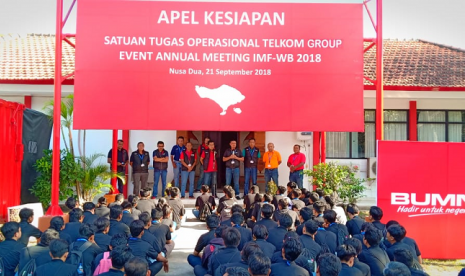 Direktur Enterprise and Business Service Telkom Dian Rachmawan saat memberikan arahan kepada Tim Satuan Tugas TelkomGroup untuk Event Annual Meeting IMF-WBG 2018 di Bali, pekan lalu. Layanan ICT TelkomGroup serta Tim Satuan Tugas yang bersiaga 24 jam siap mendukung suksesnya penyelenggaraan event berskala internasional tersebut.