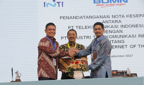 Direktur Enterprise & Business Service Telkom Dian Rachmawan dan Direktur Utama PT Inti Darman Mappangara berjabat tangan usai menandatangani Nota Kesepahaman antara PT Telkom Indonesia (Persero) Tbk (Telkom) dengan PT Industri Telekomunikasi Indonesia (PT INTI) disaksikan oleh Deputi Bidang Usaha Pertambangan, Industri Strategis dan Media Kementrian BUMN Fajar Harry Sampurno tentang Sinergi Layanan Internet of Things (IoT) di sela-sela penyelenggaraan Indonesia Business & Development (IBD) Expo 2017 di JCC Senayan Jakarta, Rabu (20/9/17).