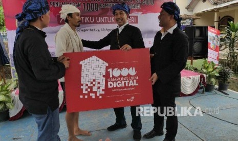 Direktur Enterprise dan Business Service PT Telkom Indonesia Muhammad Awaluddin (kedua dari kanan) dan sesepuh Baduy Dalam Ayah Mursid (kedua dari kiri) dalam sesi foto pencanangan 1000 Kampung UKM Digital di Kampung Ciboleger Kenekes, Kab Lebak, Banten, J