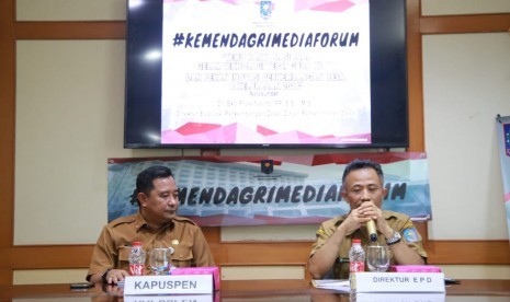 Direktur Evaluasi Perkembangan Desa, Eko Prasetyanto (kanan) dan Kapuspen Kemendagri, Bahtiar (kiri) di Jakarta, Senin (15/10).