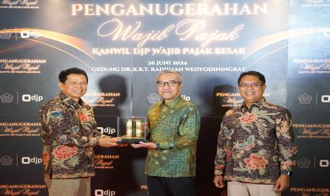 Direktur Finance, SCM & Asset Management Kideco Togi Ottoman Bernard (tengah) menerima penghargaan Kepatuhan Wajib Pajak Besar Satu dari Kepala Kanwil DJP Wajib Pajak Besar Yunirwansyah (kiri) didampingi Kepala KPP Wajib Pajak Besar Satu Wahyu Hartono (kanan)