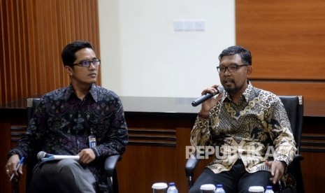 Direktur Gratifikasi KPK Giri Suprapdiono (kanan).