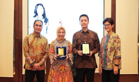 Direktur Group Business Development Telkom, Honesti Basyir; Direktur Utama AdMedika, Dwi Sulistiani; CEO KlikDokter, Hendra Tjong; Presiden Komisaris Kalbe Farma, Irawati Setiady saat peluncuran layanan telemedis tanpa uang tunai, kolaborasi antara AdMedika & KlikDokter beberapa waktu yang lalu.