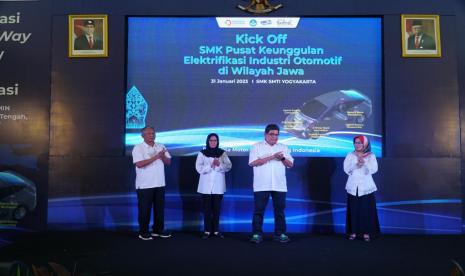 Direktur Hubungan Eksternal PT Toyota Motor Manufacturing Indonesia (TMMIN) Bob Azam (kedua kanan) bersama Kepala Sekolah SMK SMTI Yogyakarta Ening Kaekasiwi (kanan)  dan perwakilan para Kepala Sekolah SMK pada acara kick-off program pengembangan 10 SMK Percontohan sebagai pusat vokasi edukasi elektrifikasi industri otomotif  dari Toyota Indonesia di Yogyakarta, Selasa (31/1)