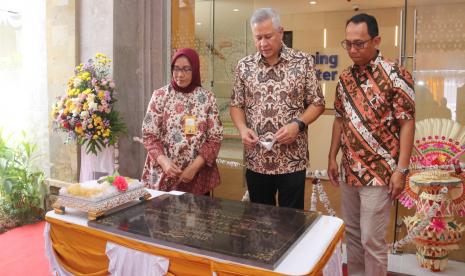 Direktur Hubungan Kelembagaan Bank Mandiri Rohan Hafas saat meresmikan Mantap Learning Center (LC) di Denpasar, Bali. 