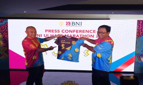 Direktur Hubungan Kelembagaan BNI Sis Apik Wijayanto (kanan) dan Ketua ILUNI UI Nongki Wisaksono, Ketua Pelaksana BNI UI-Half Marathon 2020 Dhany Marlen (kiri) pada press conference BNI UI Half Marathon 2020 di Jakarta, Kamis (12/3).