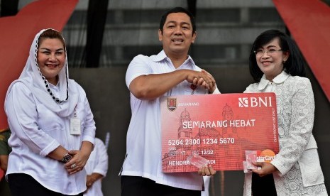 Wali Kota Semarang Hendrar Prihadi (tengah) bersama Wakil Wali Kota Semarang Hevearita Gunaryanti (kiri).