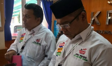 National Campaign Team of Jokowi-Ma'ruf sends its Law and Advocacy Director to file a report against a viral video of scouting hailing 2019 Change President and the incident at 87 Jakarta High School to KPAI, Central Jakarta, Thursday (Oct 18).