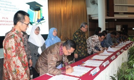 Direktur Human Capital Management (HCM) PLN Muhamad Ali (kedua dari kiri) didampingi GM Pusdiklat PLN Badrul Musthafa (paling kiri, depan) menandatangani perjanjian kerja sama dengan 46 perguruan tinggi saat peluncuran Program Magang Mahasiswa Bersertifikat (PMMB) Batch II Tahun 2019 di Graha PLN Pusdiklat, Jakarta, Selasa (10/09/2019). Sebanyak 260 mahasiswa mengikuti program tersebut. 