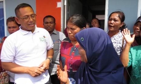 Direktur Human Capital Management PT PLN Muhamad Ali (berkaca mata) berbincang dengan warga yang menempati hunian sementara (Huntara) 1 di Desa Ndokum Siroga, Kecamatan Simpang Empat, Kabupaten Karo, Sumatra Utara, Senin (9/4)