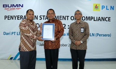 Direktur Human Capital Management PT PLN Muhamad Ali (tengah) menerima Statement of Compliance ISO 10667-2:2011 dari Koordinator Operasional PT Lloyds Register Indonesia Basuki Rakhmat disaksikan General Manager PLN Corporate University Wisnoe Satrijono, Jumat (26/10). PLN menjadi pionir perusahaan penyedia jasa asesmen di Indonesia dan yang pertama di Asia Tenggara. 