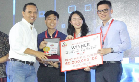 Direktur Human Capital Management Telkom Herdy Harman saat menyerahkan piala dan hadiah kepada pemenang pertama Socio Digi Leaders 2017, Share Cup, pada Grand Final Socio Digi Leaders 2017 di Bandung (27/9). Share Cup merupakan ide di bidang marketing/advertising melalui penggunaan biogradable papercup untuk meningkatkan exposure iklan dan engagement dengan konsumen.