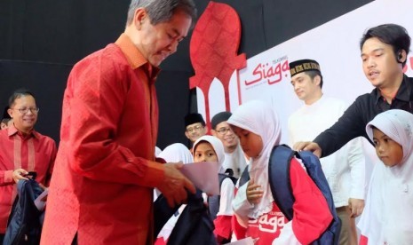 Direktur Human Capital Management Telkomsel, Priyantono Rudito menyerahkan santunan kepada anak yatim piatu di Cirebon, Selasa (21/6)