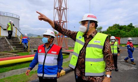 Direktur Human Capital PT Pertamina (Persero) Koeshartanto bersama dengan Direktur Pengembangan Bisnis PT Pertamina (Persero), M. Haryo Yunianto, serta Executive General Manager Pertamina Pemasaran Regional Jatimbalinus, CD Sasongko meninjau sarana operasional distribusi energi di wilayah Provinsi Bali. Integrated Terminal (IT) Manggis, yang berlokasi di Kabupaten Karangasem mendapat kunjungan dari Manajemen Puncak Badan Usaha Milik Negara (BUMN) tersebut pada Kamis (15/10).