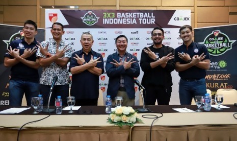 Ketua Umum PP Perbasi Danny Kosasih (ketiga kiri) dalam konferensi pers IBL Gojek 3x3 di Hotel Santika Jakarta, Senin (9/7).