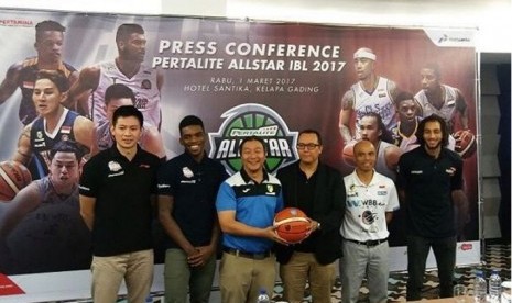 Direktur IBL Hasan Gozali tengah baju biru) saat konferensi pers Pertalite All Star IBL 2017, Rabu (1/3).