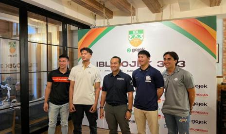 Direktur IBL Junas Miradiarsyah dan para pemain yang akan berlaga di IBL 3x3.