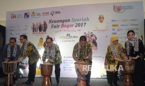 Direktur IKNB Syariah OJK Moch Muchlasin, Direktur Penelitian Pengembangan Pengaturan dan Perizinan Perbankan Syariah OJK Deden Firman Herdansyah, Kepala Departemen Pengawasan Pasar Modal 1B OJK Sugianto, Asisten Perekonomian dan Pembangunan Kabupaten Bogor Rustandi, Direktur Pasar Modal Syariah OJK Fadilah Kartikasasi, plt. Dirut PT Mandiri Manajer Investasi selaku Ketua Panitia Keuangan Syariah Fair Endang Astharanti (dari kiri-kanan) saat pembukaan Keuangan Syariah Fair (KSF) 2017, Bogor, Jawa Barat, Jumat (27/10).