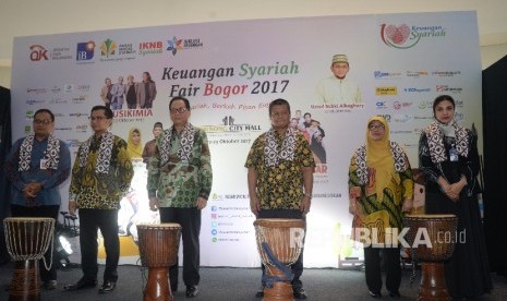 Direktur IKNB Syariah OJK Moch Muchlasin, Direktur Penelitian Pengembangan Pengaturan dan Perizinan Perbankan Syariah OJK Deden Firman Herdansyah, Kepala Departemen Pengawasan Pasar Modal 1B OJK Sugianto, Asisten Perekonomian dan Pembangunan Kabupaten Bogor Rustandi, Direktur Pasar Modal Syariah OJK Fadilah Kartikasasi, plt. Dirut PT Mandiri Manajer Investasi selaku Ketua Panitia Keuangan Syariah Fair Endang Astharanti (dari kiri-kanan) saat pembukaan Keuangan Syariah Fair (KSF) 2017, Bogor, Jawa Barat, Jumat (27/10).