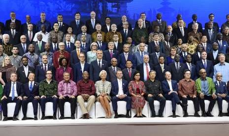 Direktur IMF Christine Lagarde (keenam kiri bawah) dan Menteri Keuangan Sri Mulyani Indrawati (keenam kanan bawah) bersama gubernur bank sentral dari 189 negara mengikuti sesi foto bersama dalam rangkaian Pertemuan Tahunan IMF - World Bank Group 2018 di Nusa Dua, Bali, Sabtu (13/10). 