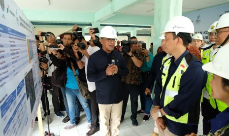 Direktur Infrastruktur dan Teknologi PT PGN Tbk Dilo Seno Widagdo saat menjelaskan Proyek Jaringan Gas Rumah Tangga (Jargas) di Tarakan, Kalimantan Utara kepada Wakil Menteri Energi dan Sumber Daya Mineral Archandra Tahar, Rabu (14/11/2018). Dilo menyampaikan jargas di Tarakan akan mengaliri 4.695 sambungan rumah tangga.