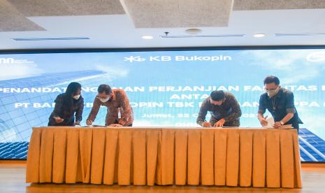 Direktur Investasi 1 dan Restrukturisasi PT PPA Rizwan Rizal Abidin (kanan) dan Direktur SOE & Wholesale Business Bank KB Bukopin Dodi Widjajanto (kiri) melakukan penandatanganan fasilitas pendanaan di Kantor PT PPA, Menara Mandiri II Jakarta, Jumat (22/10). PT PPA mendapatkan fasilitas pendanaan sebesar USD75 juta dari Bank KB Bukopin untuk mendukung kegiatan usaha, termasuk penguatan modal untuk kegiatan investasi.