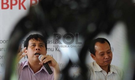 Direktur Investigasi dan Advokasi FITRA Uchok Sky Khadafi (kiri), Direktur Indonesia Publik Institute Karyono Wibowo (kanan) berbicara dalam diskusi publik di Jakarta, Jumat (19/9).(Republika/ Tahta Aidilla)