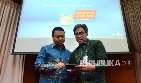 Direktur IT, Treasury dan International Banking Bank BJB Rio Lanasier (kiri) dan Direktur Operasional Bank BJB Tedi Setiawan berbicang saat konferensi pers tentang berbagai inovasi dan kemudahan yang diberikan untuk nasabah setia, di Auditorium BJB University, Kota Bandung, Selasa (13/8).