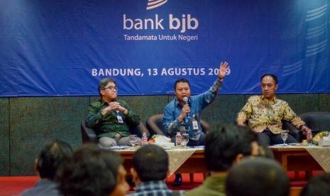 Direktur IT Treasury dan International Banking Bank BJB Rio Lanasier (tengah), Direktur Operasional Bank BJB Tedi Setiawan (kiri), dan Pemimpin Corporate Secretary Bank BJB M As'adi Budiman (kanan) memberikan pemaparan kepada awak media saat konferensi pers terkait inovasi Bank BJB di BJB University, Bandung, Selasa (13/8/2019). 