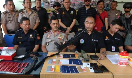 Direktur IV Tindak Pidana Narkoba Bareskrim Mabes Polri Brigjen Pol Eko Daniyanto (kedua kanan) Wakapolda Sumut Brigjen Pol Agus Andrianto (kedua kiri) bersama jajaran dan pihak Bea dan Cukai menunjukkan senjata api AK-47 milik tersangka bandar narkoba, pa