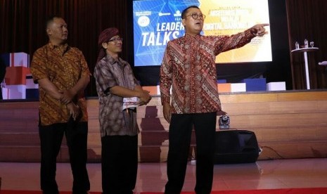 Direktur Jaringan dan Layanan BRI Osbal Saragi Rumahorbo (kanan) menjadi pemateri dalam acara Forum Leader Talks yang bertemakan ‘Akselerasi UMKM Melalui Digital Banking BRI’ di Graha Sanusi Hardjadinata, Kampus Unpad, Kota Bandung, Rabu (12/12).     