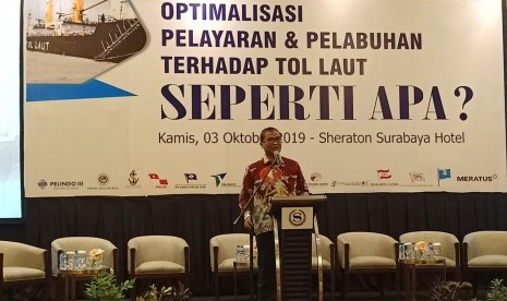 Direktur Jendeal Perhubungan Laut R Agus Purnomo saat menjadi keynote speaker dalam acara Diskusi Nasional Poros Maritim dengan Tema ”Optimalisasi Pelayaran & Pelabuhan Terhadap Tol Laut, Seperti Apa?” di Surabaya, Jawa Timur, 