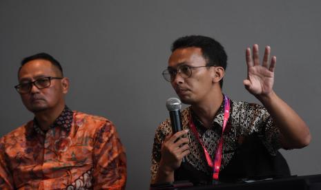 Direktur Jenderal Aplikasi Informatika Kementerian Komunikasi dan Informatika Semuel Abrijani Pangerapan (kiri) didampingi Plt. Direktur Tata Kelola Aplikasi Informatika Teguh Arifiyadi (kanan) memberikan keterangan pers terkait pendaftaran penyelenggara sistem elektronik (PSE) di Labuan Bajo, NTT, Kamis (21/7/2022). Kementerian Komunikasi dan Informatika memberikan tenggat waktu lima hari sebelum diblokir kepada penyelenggara sistem elektronik (PSE) yang belum mendaftar ke Online Single Submission (OSS). Beberapa PSE yang belum mendaftar diantaranya Roblox, Opera, PayPal, Amazon, LinkedIn, dan Yahoo. 