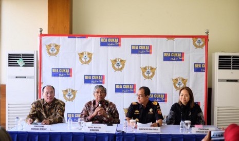 Direktur Jenderal Bea Cukai Heru Pambudi (kedua dari kiri) dan Wakil Menteri Keuangan Mardiasmo dalam konferensi pers di Jakarta, Selasa (27/11).