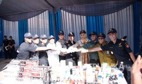 Direktur Jenderal Bea dan Cukai Kementerian Keuangan Heru Pambudi (ketiga dari kanan) menjelaskan terkait penangkapan dan pemusnahan rokok ilegal di KPPCP Jember, Jawa Timur. Proses penangkapan dan pemusnahan dibantu Polres Jember dan Pemerintah Kabupaten Jember. 