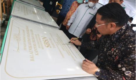 Direktur Jenderal Bimbingan Masyarakat Islam Kemenag Kamaruddin Amin saat meresmikan Gedung Balai Nikah dan Manasik Haji - Kantor Urusan Agama yang dibangun melalui Surat Berharga Syariah Negara (SBSN) Tahun 2021 di Bantul, Selasa (17/5/2022). 