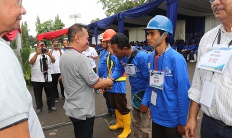 Direktur Jenderal Bina Konstruksi Kementerian PUPR, Yusid Toyib saat secara simbolis memberi sertifikasi terhadap sejumlah tenaga kerja konstruksi, Rabu (26/10).