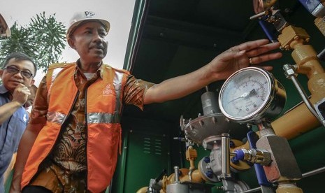 Direktur Jenderal (Dirjen) Minyak dan Gas Bumi (Migas) Kementerian ESDM IGN Wiratmaja meninjau proses pemasangan gas bumi (gas in) di Batam, Kepulauan Riau, Kamis (12/1).