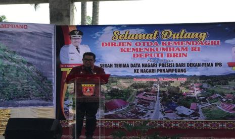 Direktur Jenderal (Dirjen) Otonomi Daerah (Otda) Kemendagri RI, Akmal Malik, saat serah terima data nagari presisi dari Dekan Fema IPB ke Nagari Panampuang, Kabupaten Agam, Sumatra Barat, Jumat (18/8/2023).