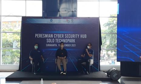 Direktur Jenderal (Dirjen) Pendidikan Tinggi (Dikti) Kemendikbudristek, Nizam, bersama Wali Kota Solo Gibran Rakabuming Raka, dan Rektor Universitas Sebelas Maret (UNS) Jamal Wiwoho, saat meresmikan Cyber Security Hub di gedung Solo Techno Park, Solo, Jawa Tengah, Kamis (16/12).