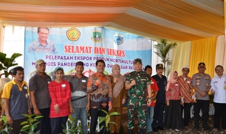 Direktur Jenderal Holtikultura Suwandi  didampingi Bupati Pandeglang, Irna Narulita melepas ekspor manggis Pandeglang ke Cina di Kampung Awi Tali, Desa Bojong , Rabu (23/1). 