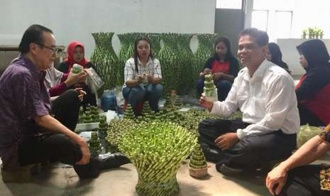 Direktur Jenderal Hortikuktura Kementan, Suwandi saat mengunjungi budidaya dan industri tanaman hias CV Asia Prima di Desa Sukajaya, Kecamatan Salabintana, Sukabumi, Jumat (12/10