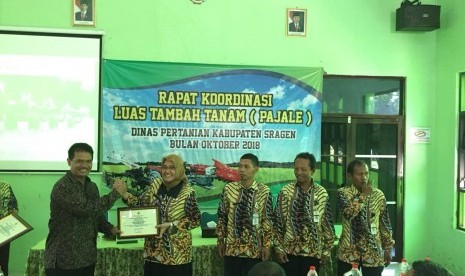 Direktur Jenderal Hortikultura Dr. Suwandi selaku Penanggungjawab Upsus Pajale Tingkat Provinsi Jawa Tengah di acara Rapat Koordinasi sekaligus memberikan penghargaan kepada Pemkab Sragen, Jawa Tengah, Rabu (31/10).