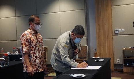 Direktur Jenderal Hortikultura, Prihasto Setyanto bersama Tim PPID lingkup Ditjen Hortikultura melakukan penandatanganan komitmen bersama keterbukaan informasi publik, Senin (21/6). Penandatanganan ini disaksikan Ketua Komisi Informasi Pusat, Gede Narayana. 