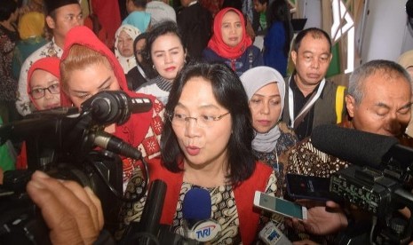 Direktur Jenderal IKMA Kementerian Perindustrian, Gati WIbawaningsih, menjawab pertanyaan wartawan di sela acara pembukaan e-Smart IKM 2019 di hotel UTC Semarang, Selasa (12/3). 