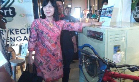 Direktur Jenderal Industri Kecil dan Menengah Kementerian Perindustrian, Gati Wibawaningsih, saat meninjau produk-produk IKM di sela Workshop e-Smart di Hotel Horison, Yogyakarta, Rabu (9/5).