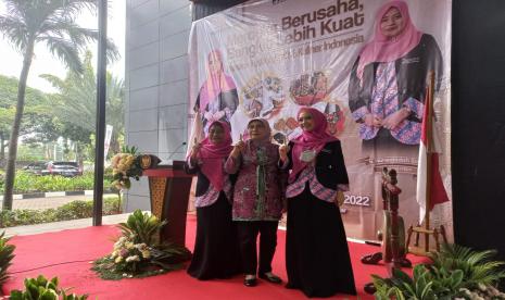 Direktur Jenderal Industri Kecil Menengah dan Aneka Kementerian Perindustrian Reni Yanita membuka Pameran Produk Unggulan Ipemi (Ikatan Pengusaha Muslimah Indonesia) di Gedung Kemenperin, Jakarta, Rabu (31/8).Kementerian Perindustrian (Kemenperin) menyatakan, Industri Kecil dan Menengah (IKM) merupakan bagian yang tidak terpisahkan dari industri secara keseluruhan. IKM pun sangat berkaitan dengan partisipasi kaum perempuan.