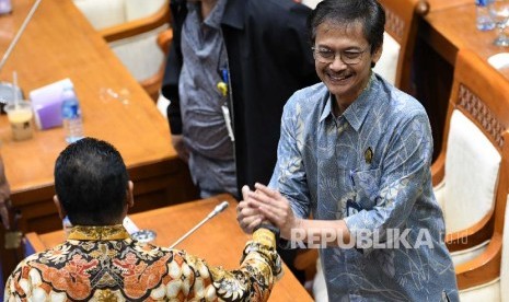 Direktur Jenderal Ketenagalistrikan Kementerian ESDM Rida Mulyana (kanan) menjabat tangan salah satu anggota Komisi VII DPR usai rapat dengar pendapat (RDP) di ruang rapat Komisi VII, kompleks Parlemen, Jakarta, Selasa (10/9/2019). Rapat tersebut membahas tindak lanjut penanganan listrik padam massal pada awal Agustus 2019 dan perkembangan pembangunan pembangkit listrik 35.000 Megawatt (MW). 